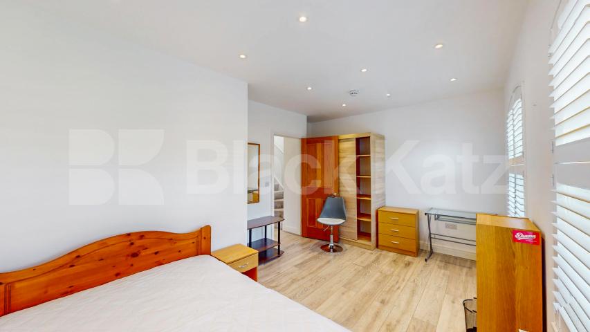 Elegant & Expansive Six Bed 4 Bath Residence with Private Garden in Holloway Mayton Street, Holloway